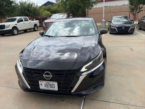 Certified 2025 Nissan Altima 2.5 SV FWD image 2