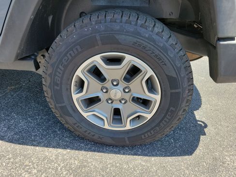 Used 2015 Jeep Wrangler Unlimited Rubicon w/ Connectivity Group AWD/4WD image 26