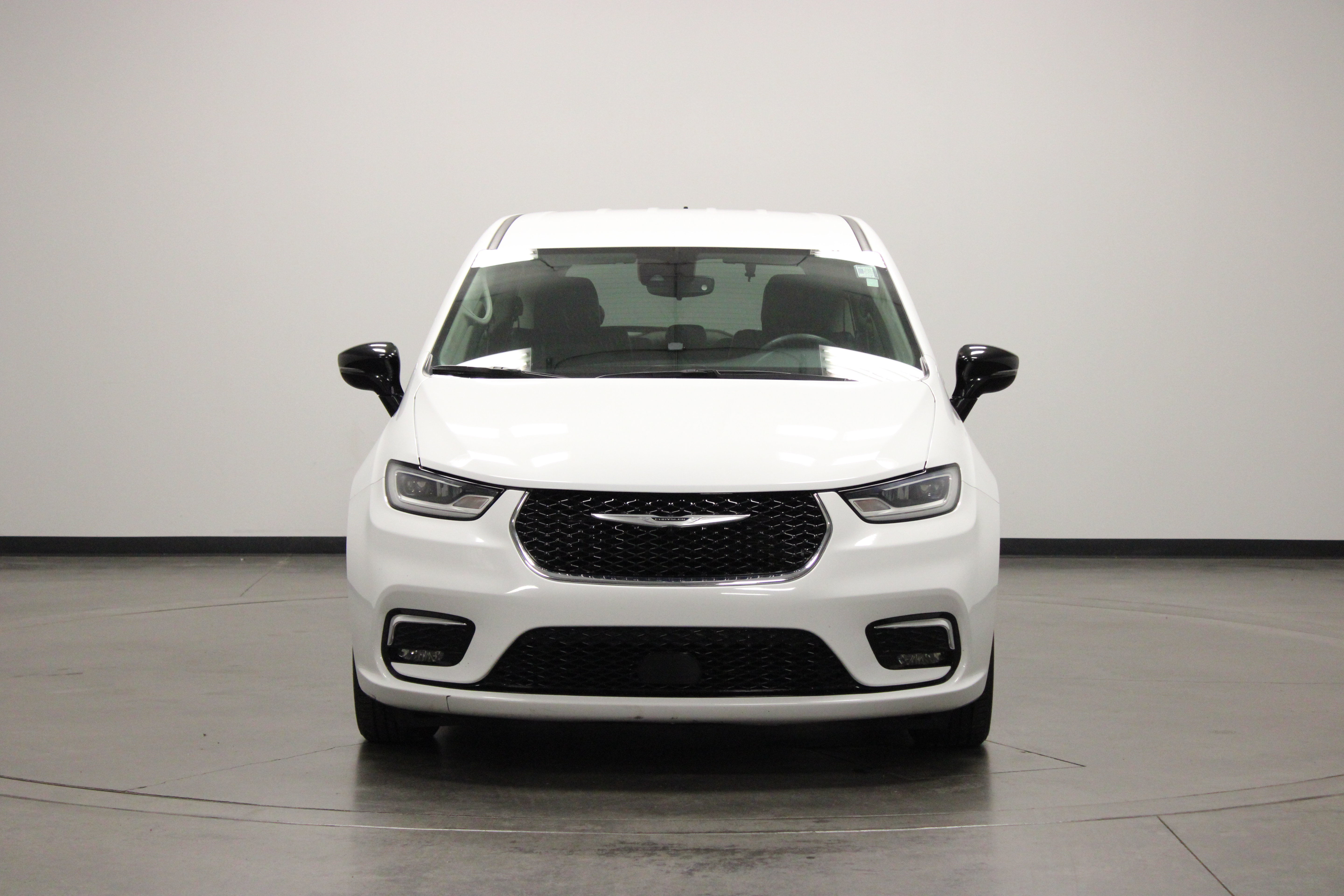 Used 2024 Chrysler Pacifica Touring-L FWD image 3