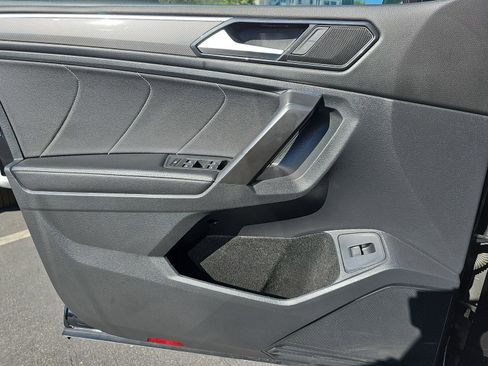 Used 2022 Volkswagen Tiguan SE R-Line image 28