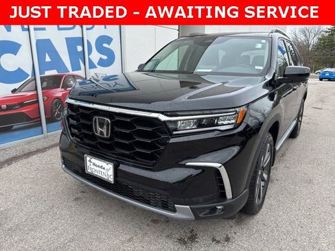 Used 2025 Honda Pilot Touring image 1