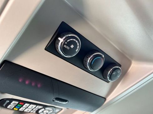 Used 2015 Chrysler Town & Country Touring w/ Driver Convenience Group image 35