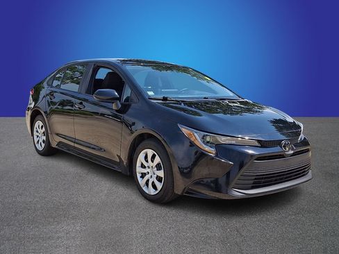 Used 2025 Toyota Corolla LE FWD image 3
