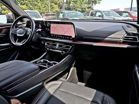 Used 2024 Chevrolet Traverse Z71 image 4