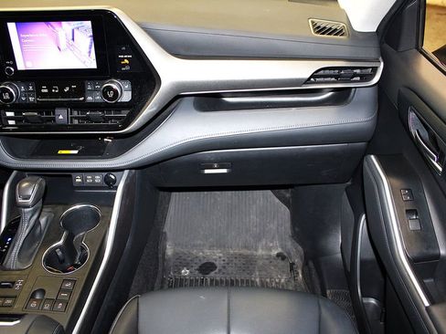 Used 2023 Toyota Highlander XLE AWD/4WD image 30