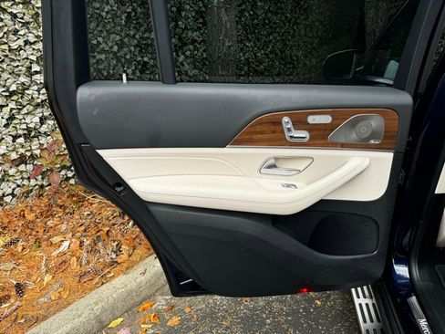 Used 2022 Mercedes-Benz GLS 450 4MATIC image 17