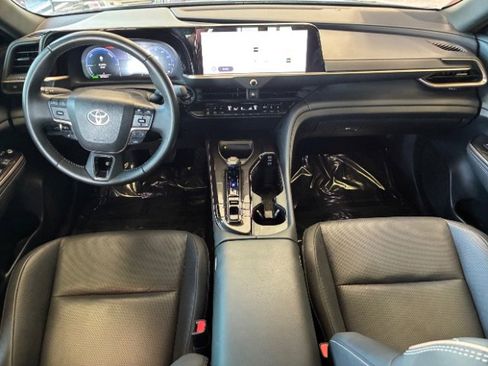 Used 2025 Toyota Crown XLE image 3