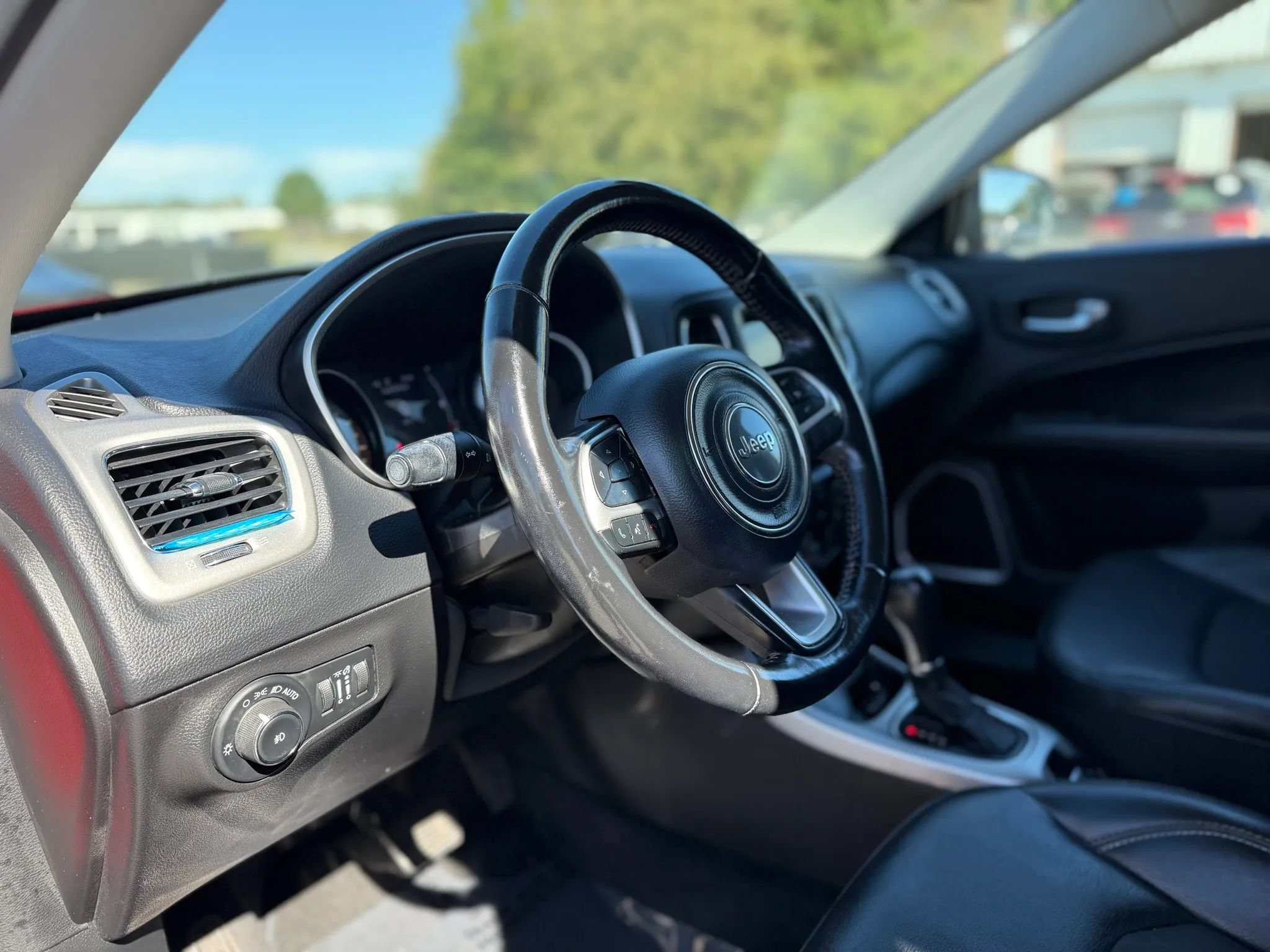 Used 2020 Jeep Compass Latitude w/ Cold Weather Group AWD/4WD image 17