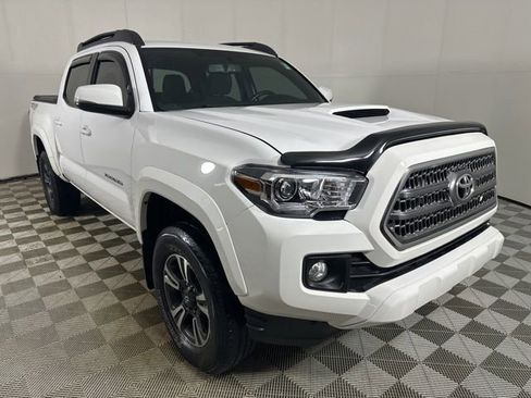 Used 2016 Toyota Tacoma TRD Sport image 1