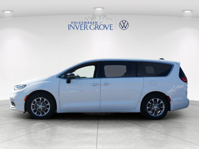 Used 2026 Chrysler Pacifica Limited FWD image 4