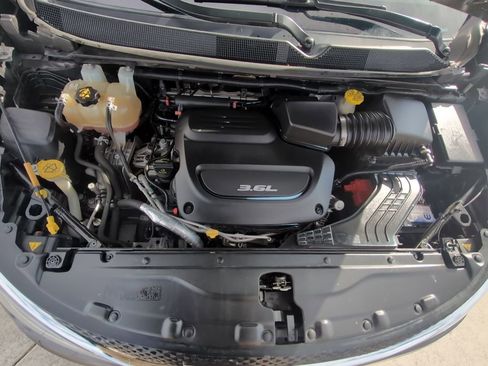 Used 2018 Chrysler Pacifica Limited image 34