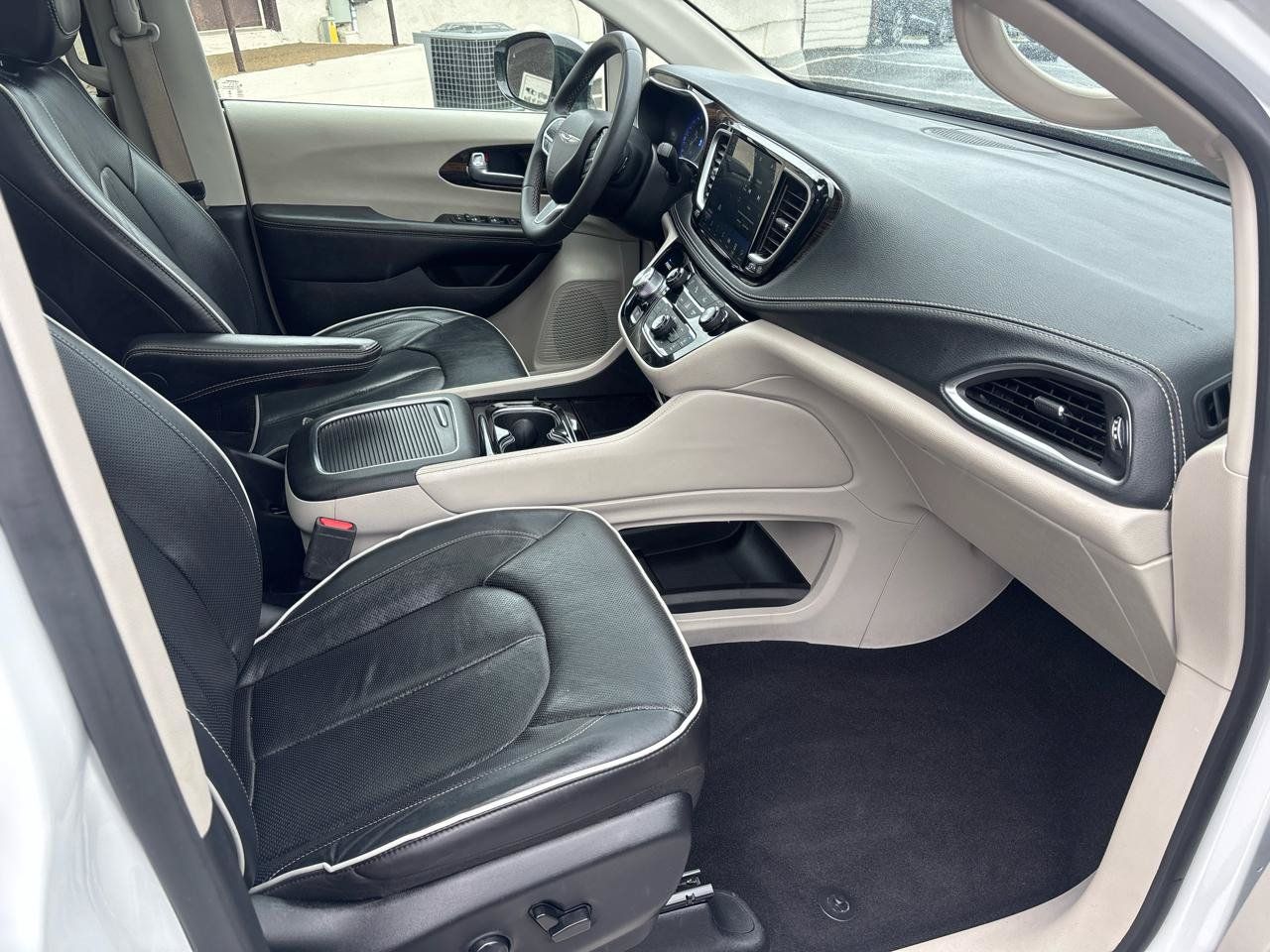 Used 2023 Chrysler Pacifica Limited FWD image 42