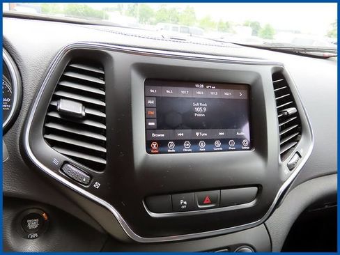 Used 2019 Jeep Cherokee Latitude Plus w/ Comfort/Convenience Group AWD/4WD image 17