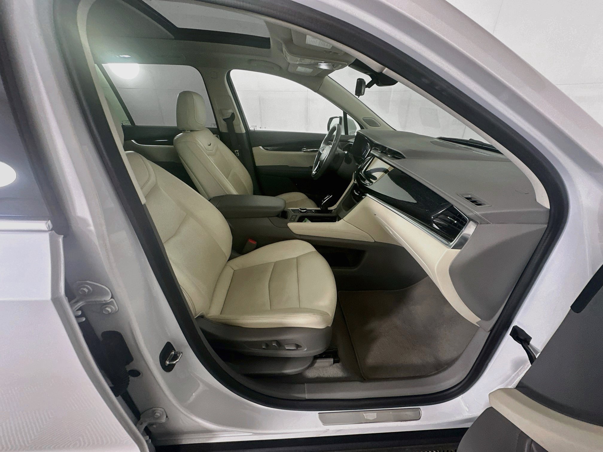 Used 2023 Cadillac XT6 Premium Luxury w/ Technology Package FWD image 33