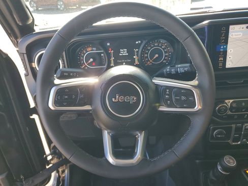 Used 2025 Jeep Wrangler Sahara image 28