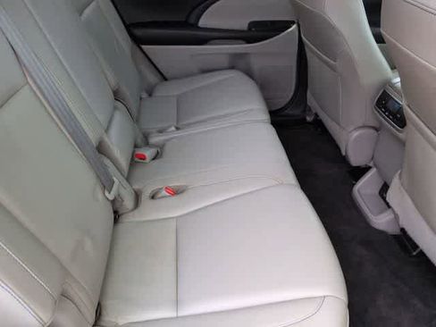 Used 2018 Toyota Highlander XLE FWD image 21