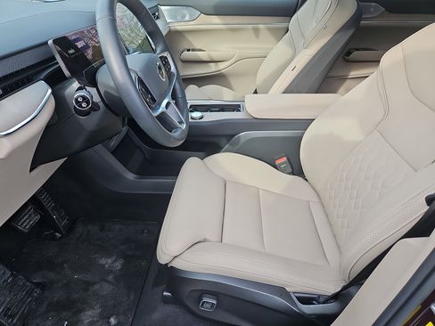 Used 2025 Volvo EX90 Ultra image 32