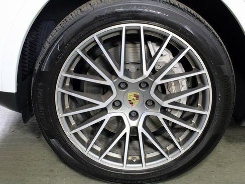 Certified 2022 Porsche Cayenne Platinum Edition w/ Premium Package Plus image 12