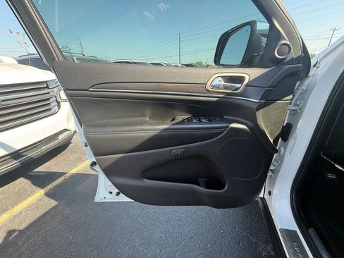 Used 2017 Jeep Grand Cherokee Limited AWD/4WD image 11
