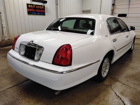 Used 1999 Lincoln Town Car Signature RWD image 3