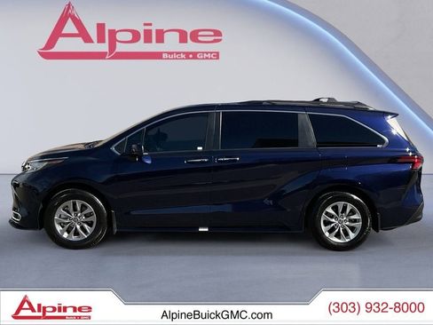 Used 2022 Toyota Sienna XLE image 2