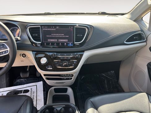 Used 2022 Chrysler Pacifica Touring-L AWD/4WD image 11