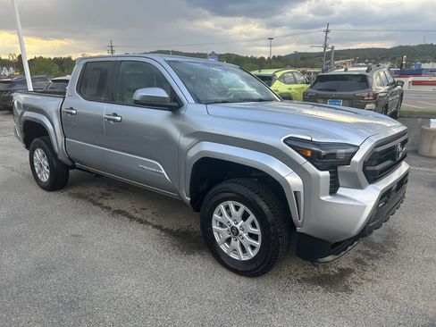Used 2025 Toyota Tacoma SR5 AWD/4WD image 2