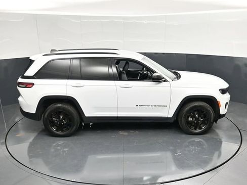 Used 2025 Jeep Grand Cherokee Altitude AWD/4WD image 53