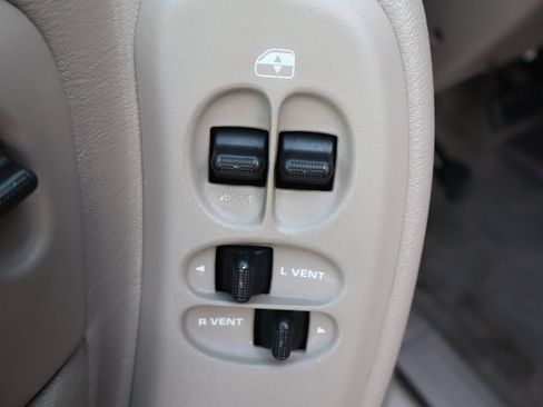 Used 2002 Chrysler Town & Country EX FWD image 27