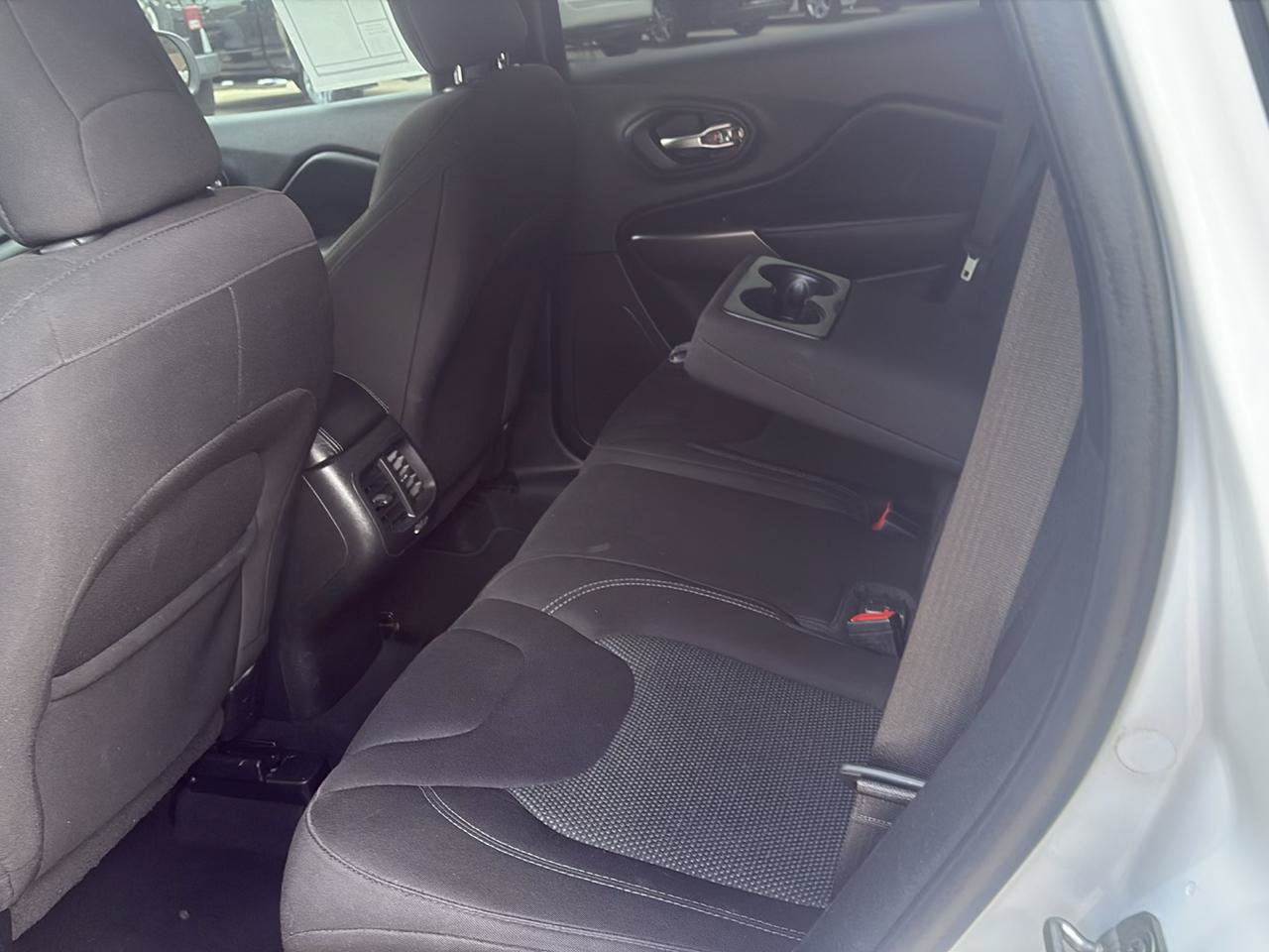 Used 2020 Jeep Cherokee Latitude FWD image 12