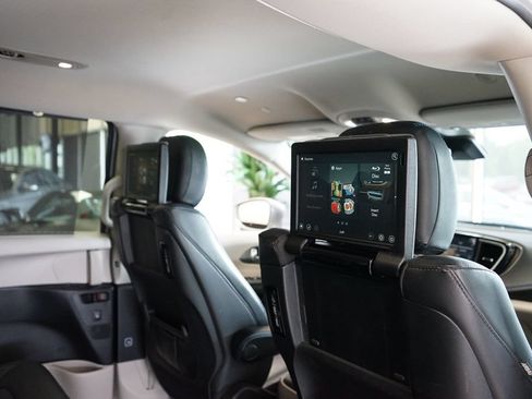 Used 2021 Chrysler Pacifica Touring-L w/ Uconnect Theater Family Group AWD/4WD image 2