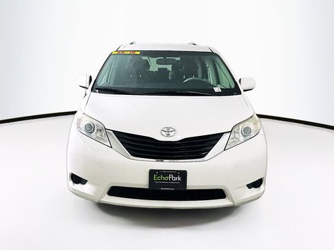 Used 2012 Toyota Sienna LE w/ Towing Pkg image 2