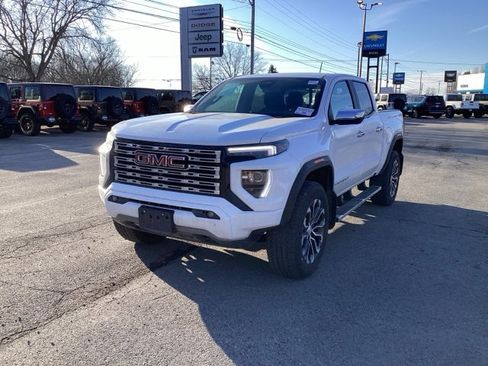 Used 2023 GMC Canyon Denali image 3