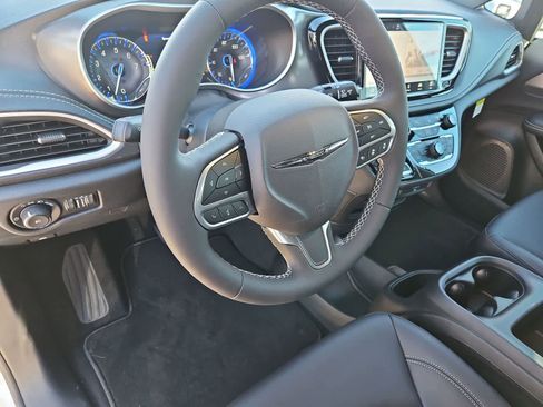 New 2026 Chrysler Pacifica Select image 10