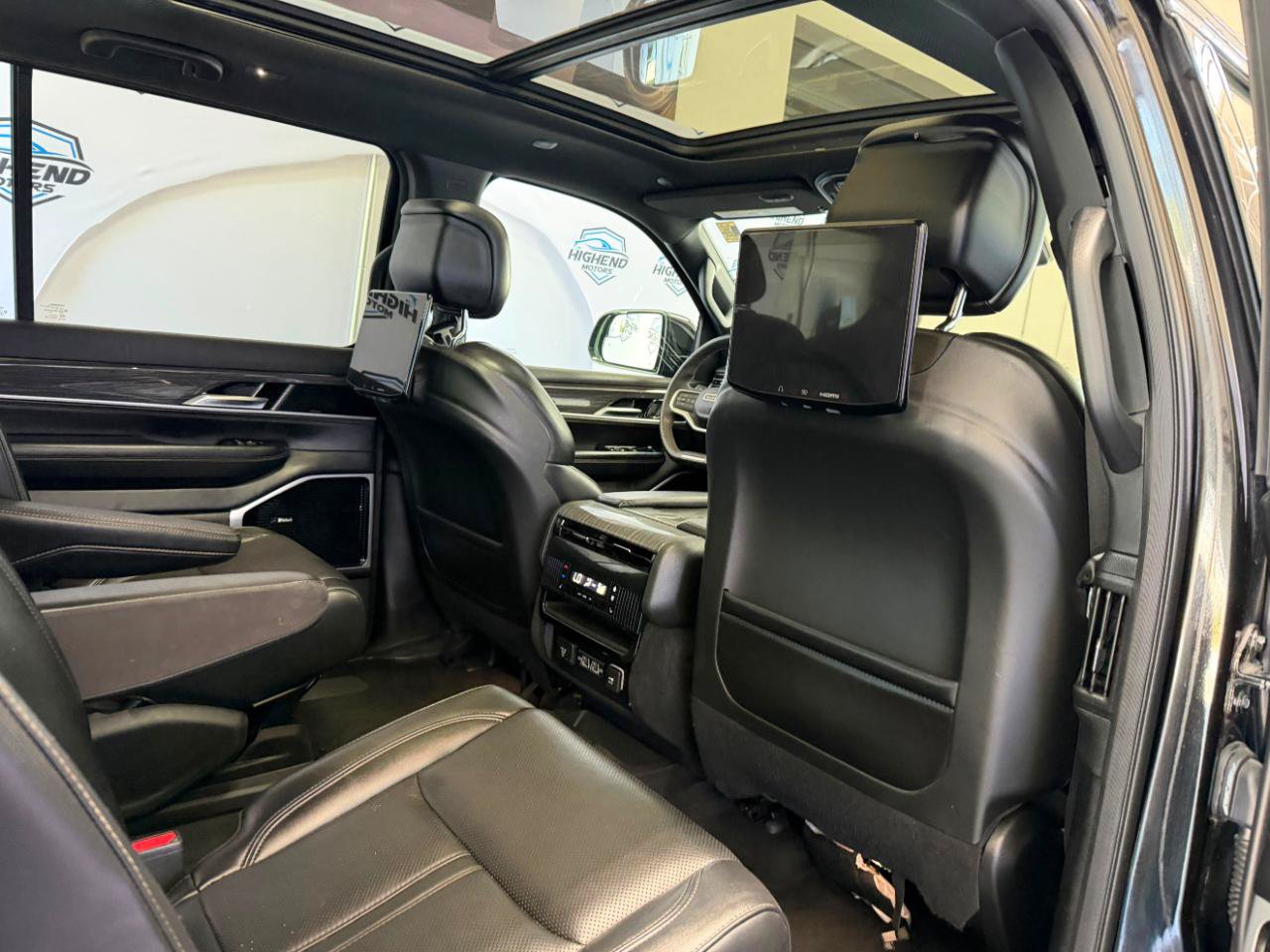 Used 2022 Jeep Wagoneer Series III w/ Premium Group I AWD/4WD image 19