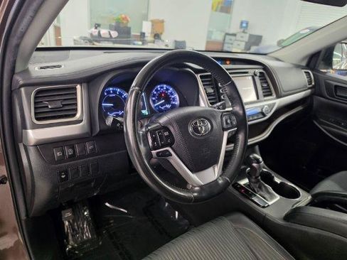 Used 2019 Toyota Highlander Plus AWD/4WD image 14