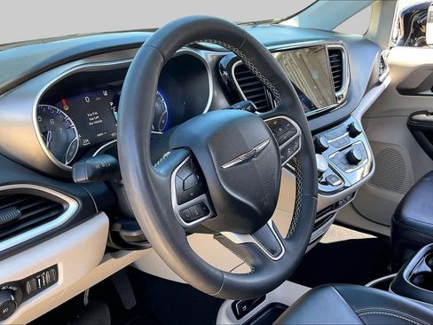 Used 2024 Chrysler Pacifica Touring-L FWD image 14