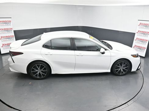 Used 2024 Toyota Camry SE image 28