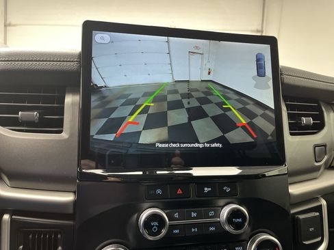 Used 2023 Ford Expedition XLT image 6