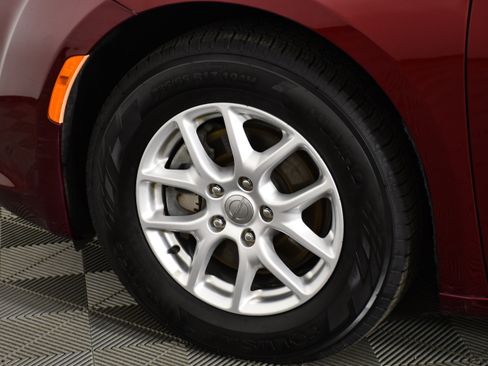 Used 2020 Chrysler Pacifica Touring-L FWD image 52
