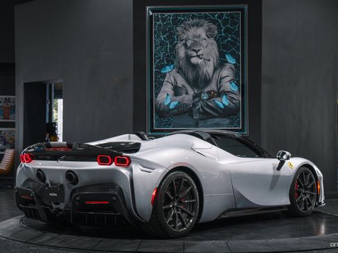Used 2022 Ferrari SF90 Spider image 7