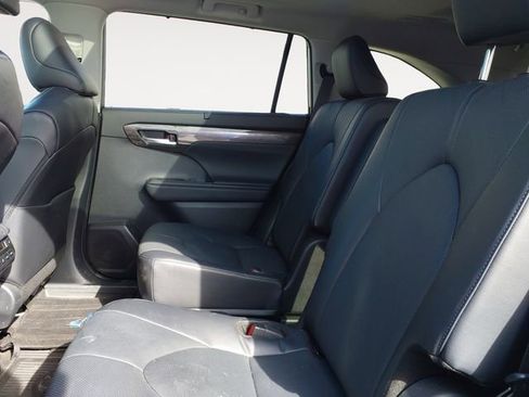 Used 2024 Toyota Highlander Platinum AWD/4WD image 11