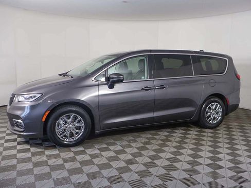 Used 2023 Chrysler Pacifica Touring-L FWD image 17