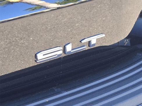 Used 2024 GMC Yukon SLT w/ SLT Luxury Package image 9