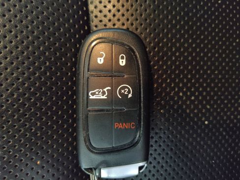 Used 2019 Jeep Cherokee Limited image 32