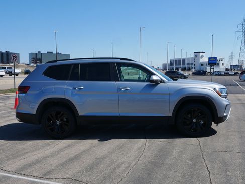 Used 2023 Volkswagen Atlas SE w/ Black Wheel Package image 7