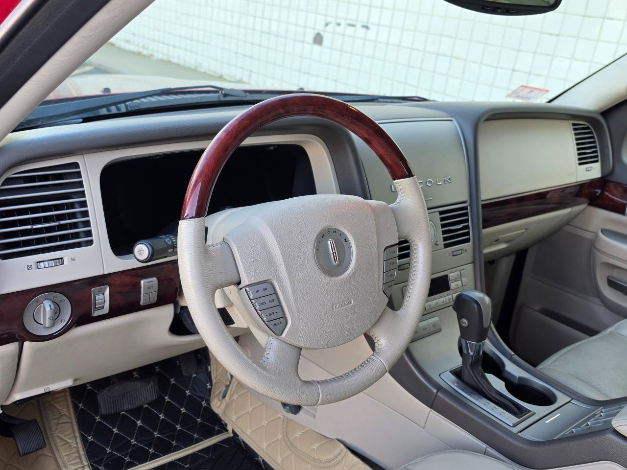 Used 2004 Lincoln Aviator AWD image 11