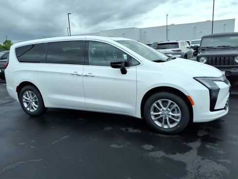 New 2027 Chrysler Pacifica Select AWD/4WD image 20