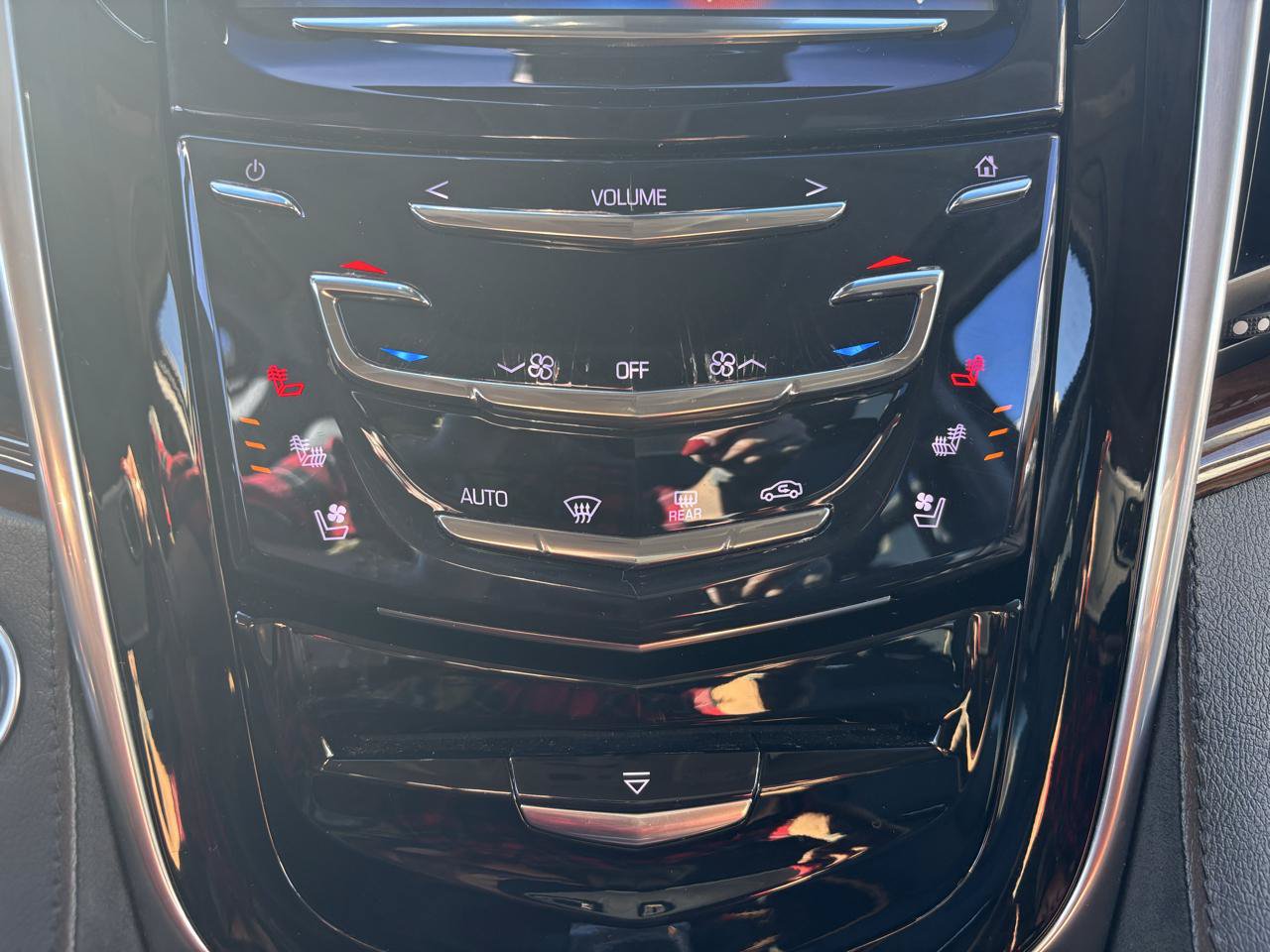Used 2018 Cadillac Escalade ESV Luxury AWD/4WD image 35