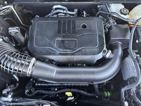 Used 2023 GMC Acadia SLE w/ Driver Convenience Package FWD image 31